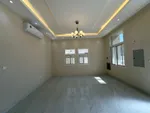 ڤيلا للبيع في عجمان شامل رسوم التسجيل والكهرباء والمكيفات 4 غرف وصاله مساحه كبيره في موقع مميز جدا قريب من مخرج دبي والشارقه : Image 3