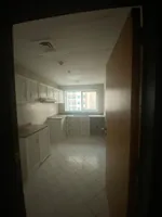 غرفتين وصاله ومطبخ و2 حمام تكييف مركزي  في تاور العنوان الراشيديه 1 في عجمان قريبه من  طريق المينا والكورنيش قريبه من مخرج  دبي والشارقه/Two bedrooms, a living room, a kitchen, and two bathrooms with central air conditioning in Al Rashidiya 1 Tower,  : Image 4