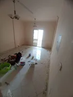 شقه  غرفة وصاله ومطبخ وحمام وبلكونه وخزانه بالحائط تكييف مركزي مساحه واسعه العنوان الراشيديه قريب من  شارع المرور علي محمد بن زايد مباشر  مخرج دبي والشارقه//Apartment with one bedroom, a living room, a kitchen, a bathroom, a balcony, a built-in wardr : Image 1