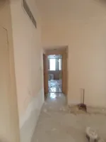 شقه  غرفة وصاله ومطبخ وحمام وبلكونه وخزانه بالحائط تكييف مركزي مساحه واسعه العنوان الراشيديه قريب من  شارع المرور علي محمد بن زايد مباشر  مخرج دبي والشارقه//Apartment with one bedroom, a living room, a kitchen, a bathroom, a balcony, a built-in wardr : Image 4