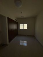 غرفه وصاله مع بلكونه 2 حمام وباركن خاص منطقة الروضه خلف شرطة الحمديه : Image 3