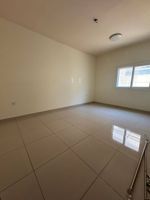 غرفه وصاله مع بلكونه 2 حمام وباركن خاص منطقة الروضه خلف شرطة الحمديه : Image 7