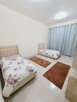 شقة راقيه جدا غرفتين وصالة  ✅ بعجمان باطلاله بحريه مباشره وكامله : Image 1