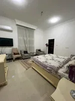 للايجار بمنطقة الروضه فيلا سكني تجاري مساحة 5000قدم فيلا ممتازه جدا تشطيب علي اعلي مستوي من الفخامه قريب مسجد تتكون من 5غرف ماستر -2صاله -مجلس -حوش -بركنج داخلي -خارجي بسعر ممتاز جدا للتواصل والاستفسار 0555579640 : Image 3