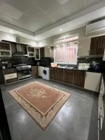 للايجار بمنطقة الروضه فيلا سكني تجاري مساحة 5000قدم فيلا ممتازه جدا تشطيب علي اعلي مستوي من الفخامه قريب مسجد تتكون من 5غرف ماستر -2صاله -مجلس -حوش -بركنج داخلي -خارجي بسعر ممتاز جدا للتواصل والاستفسار 0555579640 : Image 6