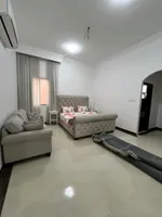 للايجار بمنطقة الروضه فيلا سكني تجاري مساحة 5000قدم فيلا ممتازه جدا تشطيب علي اعلي مستوي من الفخامه قريب مسجد تتكون من 5غرف ماستر -2صاله -مجلس -حوش -بركنج داخلي -خارجي بسعر ممتاز جدا للتواصل والاستفسار 0555579640 : Image 7