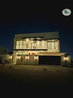 بجوار مسجد مباشرة فيلا للبيع بعجمان منطقة الروضه طابقين وروف وجهه حجر بالمكيفات زاويه شارعين مع امكانية التمويل البنكي الميسر 
تتكون من خمس غرف نوم ماستر ومجلس ماستر وصالة ماستر ومطبخ رئيسى مجهز بالكامل وغرفه خادمه وصاله فوق وغرفه غسيل وشرفه وروف وبر : Image 1