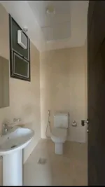 شقة للايجار غرفتين وصالة مع 3 حمام مع بلكونة مع مطبخ بمنطقة الروضة : Image 7