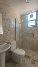 شقة للايجار غرفتين وصالة مع 3 حمام مع بلكونة مع مطبخ بمنطقة الروضة : Image 5