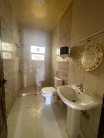 فيلا للايجار في المويهات 1 خمس غرف ماستر ومجلس وصاله ومطبخ : Image 5