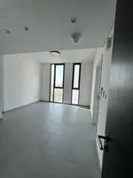 للبيع غرفة وصالة بالجادة، دخل إيجار ممتاز، إطلالة على المجمع : Image 1