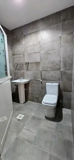 فيلا للبيع 3 مليون أو إيجار ب 120، 4 غرف فوق تحت مجلس وصالة وهول وغرفة عاملة منزلية وموقف خارجي وداخلي 2 مطبخ وحمامات اضافية والغرف كلها ماستر : Image 7