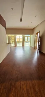 فيلا للبيع 3 مليون أو إيجار ب 120، 4 غرف فوق تحت مجلس وصالة وهول وغرفة عاملة منزلية وموقف خارجي وداخلي 2 مطبخ وحمامات اضافية والغرف كلها ماستر : Image 2