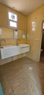 فيلا للبيع 3 مليون أو إيجار ب 120، 4 غرف فوق تحت مجلس وصالة وهول وغرفة عاملة منزلية وموقف خارجي وداخلي 2 مطبخ وحمامات اضافية والغرف كلها ماستر : Image 5