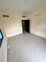 غرفه وصاله مع موزع مساحه كبيره بجوار شارع الاتحاد : Image 4