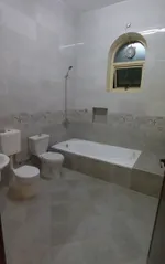 For rent an apartment in a furnished villa, the first inhabitant has a room, a hall, a bathroom, a kitchen, a split air conditioning, a car park, including water, electricity, Internet, for 3200 dirhams per month. The location is Al Ain, the division : Image 5