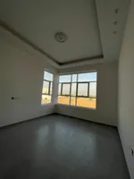 للبيع فيلا في منطقة الزاهية في عجمان عبارة عن 3 غرف نوم ماستر و مجلسين في الطابق الارضي و مجلس  في الطبق الاول مساحة البناء 2,505 قدم  مساحة الأرض 3014 قدم : Image 3