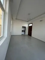 للبيع فيلا في منطقة الزاهية في عجمان عبارة عن 3 غرف نوم ماستر و مجلسين في الطابق الارضي و مجلس  في الطبق الاول مساحة البناء 2,505 قدم  مساحة الأرض 3014 قدم : Image 4