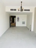 للايجار شقة في بناء جديد اول ساكن  بمنطقة الجرف 2 قريب من محكمة عجمان يتكون من غرفه وصاله مساحه واسعه  مع بلكونه 2 حمام وغرفتين وصاله مساحه واسعه 3 حمام تشطيب سوبر ديلوكس مع جيم مجانا تسهيلات بالدفع علي 4 دفعات : Image 6