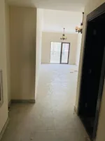 للايجار شقة في بناء جديد اول ساكن  بمنطقة الجرف 2 قريب من محكمة عجمان يتكون من غرفه وصاله مساحه واسعه  مع بلكونه 2 حمام وغرفتين وصاله مساحه واسعه 3 حمام تشطيب سوبر ديلوكس مع جيم مجانا تسهيلات بالدفع علي 4 دفعات : Image 8