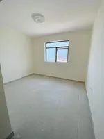 للايجار شقة في بناء جديد اول ساكن  بمنطقة الجرف 2 قريب من محكمة عجمان يتكون من غرفه وصاله مساحه واسعه  مع بلكونه 2 حمام وغرفتين وصاله مساحه واسعه 3 حمام تشطيب سوبر ديلوكس مع جيم مجانا تسهيلات بالدفع علي 4 دفعات : Image 2