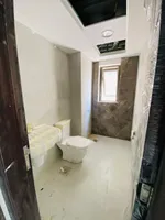 للايجار شقة في بناء جديد اول ساكن  بمنطقة الجرف 2 قريب من محكمة عجمان يتكون من غرفه وصاله مساحه واسعه  مع بلكونه 2 حمام وغرفتين وصاله مساحه واسعه 3 حمام تشطيب سوبر ديلوكس مع جيم مجانا تسهيلات بالدفع علي 4 دفعات : Image 3