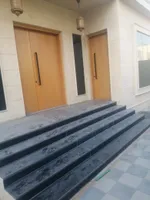 فيلا للبيع عجمان الياسمين موقع مميز  المواصفات *فيلا ارضي + اول _ مساحة البناء 4,100 قدم مربع _ مساحة الارض 3,874 قدم مربع _  تكيف مركزي _ الطابق الارضي يحتوي على (  _ مجلس مع حمام والمغاسل _ صالة مع حمام  _  غرفة نوم ماستر _ غرفة خادمة مع حمام _ مطب : Image 3