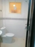 شقق غرفه وصاله وغرفتين وستديوهات للايجار الشهري غير المفروش وغير شامل الفواتي. ر : Image 9