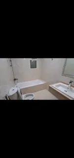 للايجار الشهري أول ساكن غرفتين وصالة وثلاث حمامات ايجار شامل كهرباء ومي وإنترنت : Image 6