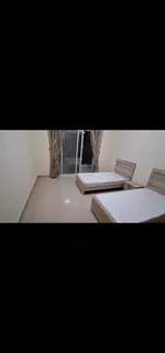 للايجار الشهري أول ساكن غرفتين وصالة وثلاث حمامات ايجار شامل كهرباء ومي وإنترنت : Image 2