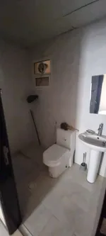 للايجار السنوي غرفه وصاله ومطبخ و2حمام وبلكونه : Image 3