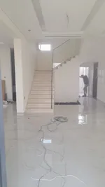 للبيع فيلا جديدة  بالشارقة تقع في منطقة الحوشي ارضي +اول +سقف 50% تتكون من :5غرف ماستر +مطبخ +صاله+مجلس : Image 6