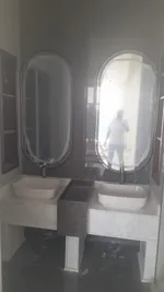 للبيع فيلا جديدة  بالشارقة تقع في منطقة الحوشي ارضي +اول +سقف 50% تتكون من :5غرف ماستر +مطبخ +صاله+مجلس : Image 3