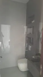 للبيع فيلا جديدة  بالشارقة تقع في منطقة الحوشي ارضي +اول +سقف 50% تتكون من :5غرف ماستر +مطبخ +صاله+مجلس : Image 4