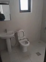 شقه غرفتين وصاله و 2 حمام منهم غرفه ماستر مع روف : Image 3