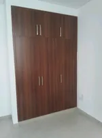 شقه غرفتين وصاله و 2 حمام منهم غرفه ماستر مع روف : Image 7