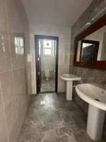 للبيع  فيلا في الشارقة منطقة الحوشي - تملك عرب المساحة 10,000 قدم مربع - زاوية شارعين حجر بالكامل تتكون من 4 غرف نوم  ماستر وصالتين ومجلس ومطبخ وغرف للخدمات و... : Image 6