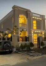 For sale, a new elegant villa in Sharjah, Al-Hoshi area, has a unique location adjacent to Al Nouf area, the first resident with a classic design. It consists of 5 master bedrooms with wardrobes, a hall, a majlis, a kitchen and a maid's room. Central : Image 1