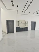 للبيع فيلا فخمة في الشارقة تقع في منطقة الحوشي تشطيبات فخمة زاوية شارعين طابقين تتكون من 6 غرف نوم ماستر + 8 حمامات + 3 صالات + مطبخين : Image 2