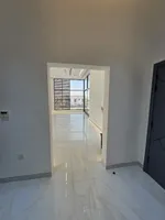 للبيع فيلا فخمة في الشارقة تقع في منطقة الحوشي تشطيبات فخمة زاوية شارعين طابقين تتكون من 6 غرف نوم ماستر + 8 حمامات + 3 صالات + مطبخين : Image 4