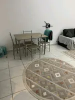 شقة غرفة و صالة مع بلكونة مساحة واسعة الإيجار شهري : Image 3