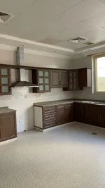 فيلا للبيع عجمان الحميدية طابقين زاوية على شارعين اسفلت خلف مركزالحميدية الصحي موقع زين بناء شخصي  ديكورات كل الغرف والصالات تكييف سنترال المساحة 550 متر مربع : Image 6