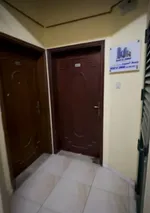 للبيع بناية في الشارقة منطقة النباعة  خلف مركز المبارك أرضي محلات  وخمس طوابق شقق  عمر البناية 24 سنة تم عمل  صيانة كاملة للبناية مساحة الارضر 2800 قدم مربع  شارعين تتكون  من 20 شقة غرفة وصالة  واسيوديو و 3 محلات الدخل : Image 6