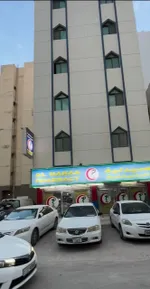 للبيع بناية في الشارقة منطقة النباعة  خلف مركز المبارك أرضي محلات  وخمس طوابق شقق  عمر البناية 24 سنة تم عمل  صيانة كاملة للبناية مساحة الارضر 2800 قدم مربع  شارعين تتكون  من 20 شقة غرفة وصالة  واسيوديو و 3 محلات الدخل : Image 1