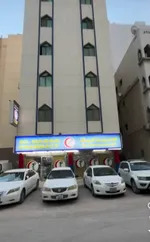 للبيع بناية في الشارقة منطقة النباعة  خلف مركز المبارك أرضي محلات  وخمس طوابق شقق  عمر البناية 24 سنة تم عمل  صيانة كاملة للبناية مساحة الارضر 2800 قدم مربع  شارعين تتكون  من 20 شقة غرفة وصالة  واسيوديو و 3 محلات الدخل : Image 2