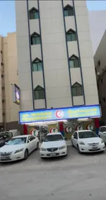 للبيع بناية في الشارقة منطقة النباعة  خلف مركز المبارك أرضي محلات  وخمس طوابق شقق  عمر البناية 24 سنة تم عمل  صيانة كاملة للبناية مساحة الارضر 2800 قدم مربع  شارعين تتكون  من 20 شقة غرفة وصالة  واسيوديو و 3 محلات الدخل : Image 3