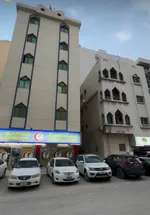 للبيع بناية في الشارقة منطقة النباعة  خلف مركز المبارك أرضي محلات  وخمس طوابق شقق  عمر البناية 24 سنة تم عمل  صيانة كاملة للبناية مساحة الارضر 2800 قدم مربع  شارعين تتكون  من 20 شقة غرفة وصالة  واسيوديو و 3 محلات الدخل : Image 4