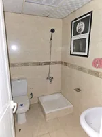 للإيجار السنوي شقة غرفتين و صالة فيها 2 بلكونة في عجمان النعيمية 1 : Image 6