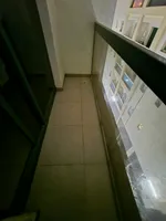 للإيجار السنوي شقة غرفتين و صالة فيها بلكونة مساحة واسعة أول ساكن في عجمان منطقة الجرف 2 قريب من مدرسة منار الإيمان : Image 8