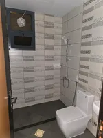 للإيجار السنوي شقة غرفتين و صالة فيها بلكونة مساحة واسعة أول ساكن في عجمان منطقة الجرف 2 قريب من مدرسة منار الإيمان : Image 7